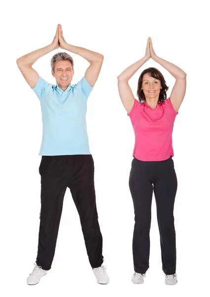 Aktiva äldre par gör fitness — Stockfoto