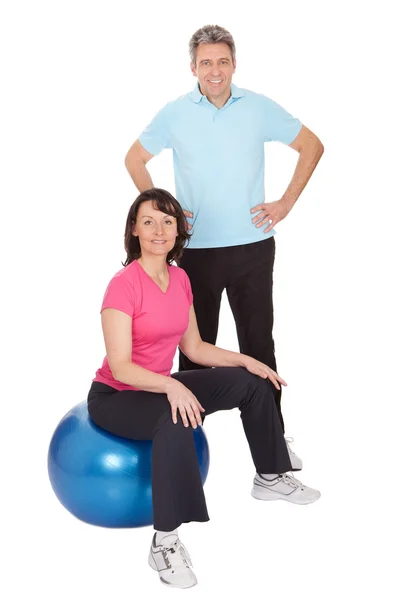 Attivo coppia matura facendo fitness — Foto Stock