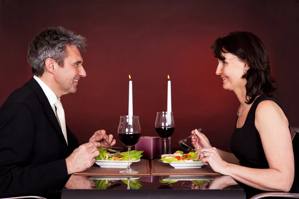Pár na romantickou večeři v restauraci — Stock fotografie