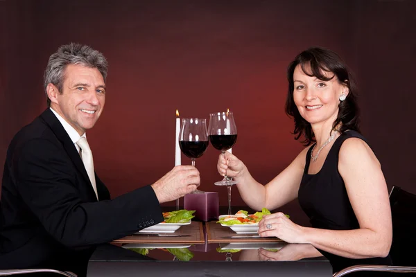 Par på romantisk middag i restaurang — Stockfoto