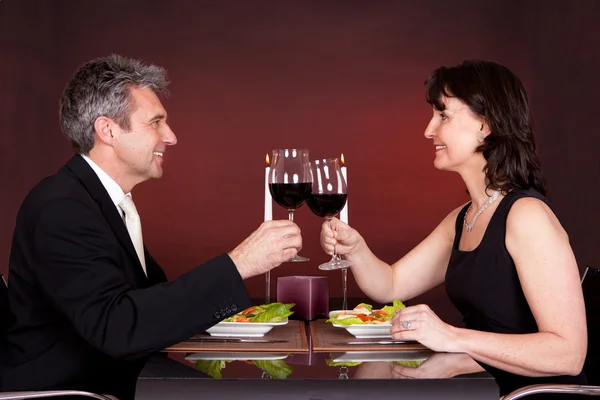 Ζευγάρι στο ρομαντικό δείπνο στο εστιατόριο — Φωτογραφία Αρχείου