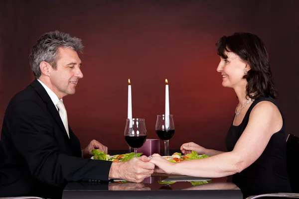レストランではロマンチックな夕食でカップル — ストック写真