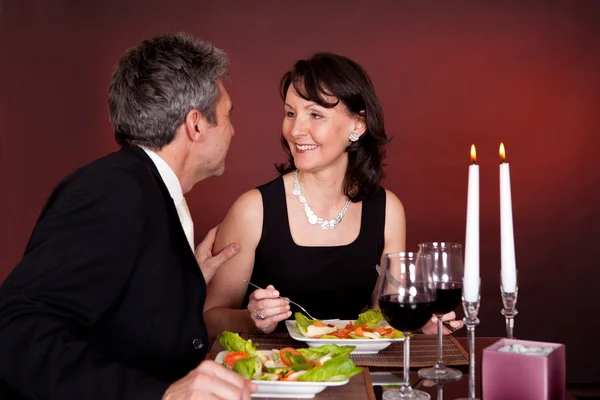 Restoranda romantik bir akşam yemeği, Çift — Stok fotoğraf