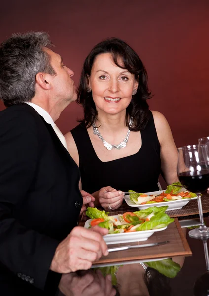 Paar op romantische diner in restaurant — Stockfoto