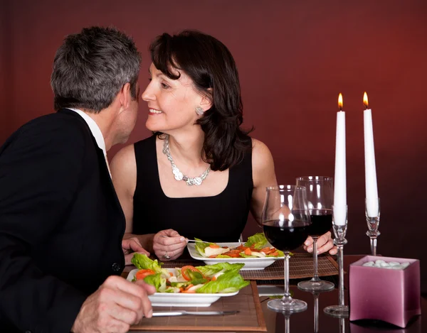 Пара на романтичній вечері в ресторані — стокове фото