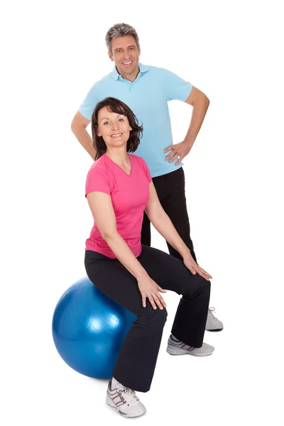 Aktiva äldre par gör fitness — Stockfoto