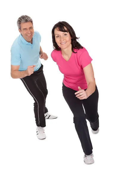 Reifes Fitness-Paar läuft — Stockfoto