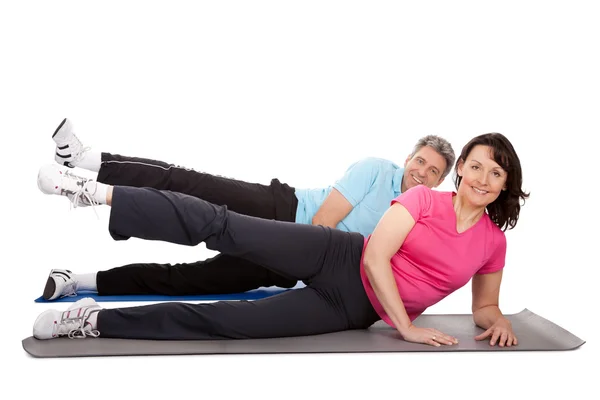 Attivo coppia matura facendo fitness — Foto Stock