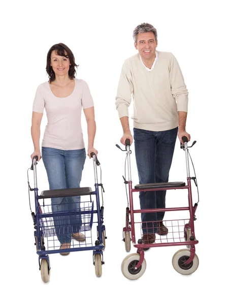 Ältere Paare mit Gehhilfe — Stockfoto