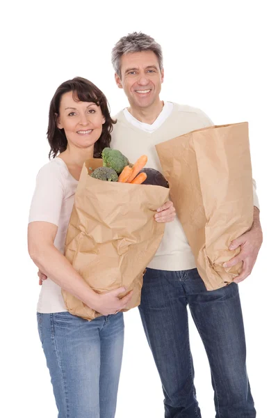 Bakkal alışveriş torbaları ile mutlu bir çift — Stok fotoğraf