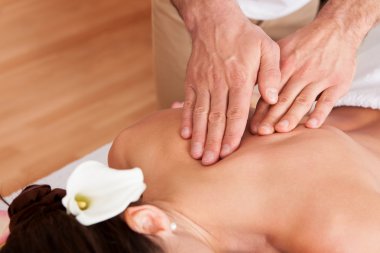 mooie jonge vrouw om terug massage