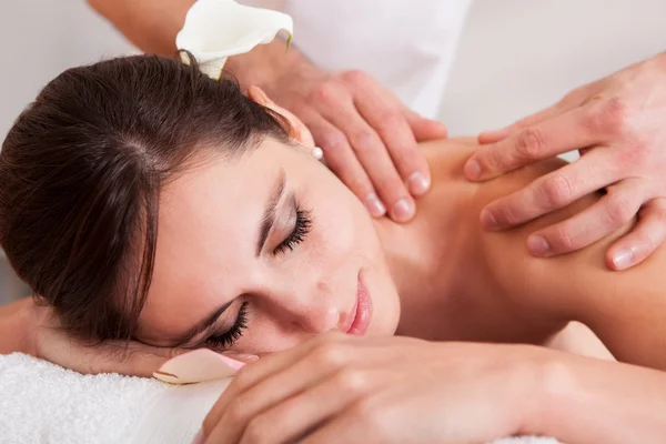 Mooie jonge vrouw krijgen schouder massage — Stockfoto