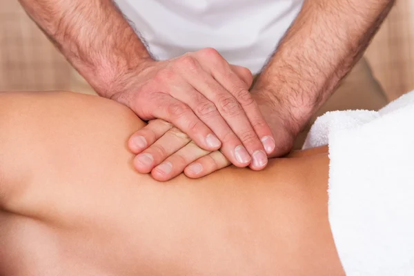 Mulher bonita recebendo de volta massagem — Fotografia de Stock