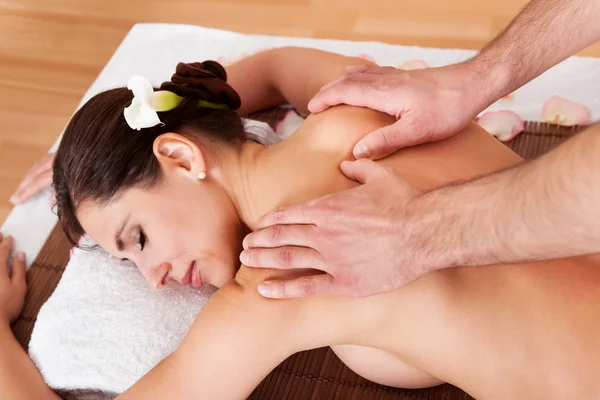 Vacker ung kvinna får tillbaka massage — Stockfoto