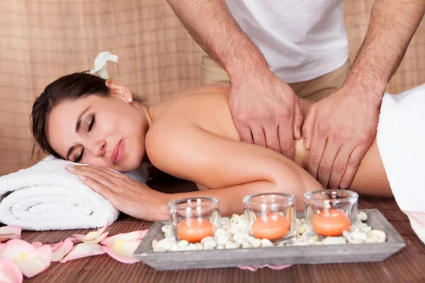 Hermosa joven mujer recibiendo masaje de vuelta — Foto de Stock