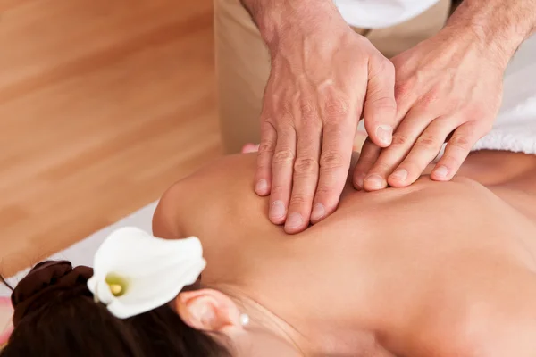 Beautiful young woman getting back massage — Stock Photo, Image