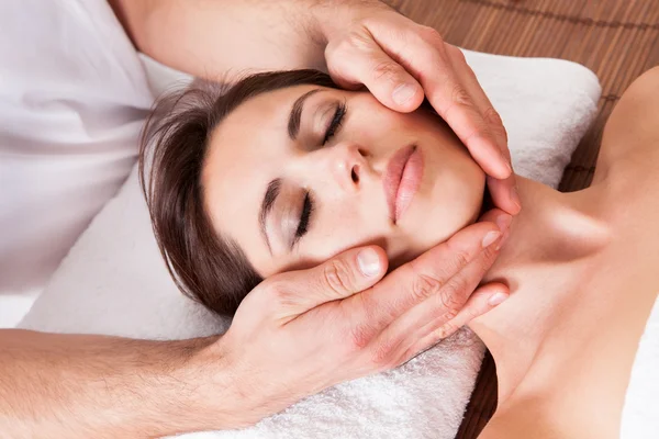 Mulher bonita recebendo massagem facial — Fotografia de Stock