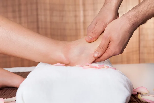 Mooie jonge vrouw krijgen voet massage — Stockfoto