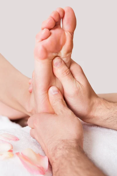 Mulher bonita recebendo massagem nos pés — Fotografia de Stock