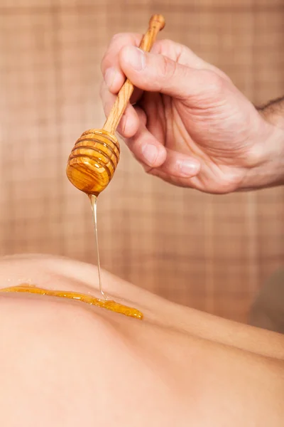 Vrouw ontvangende behandeling met honing — Stockfoto