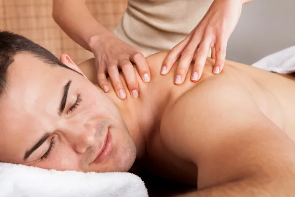 Ung man får axel massage — Stockfoto
