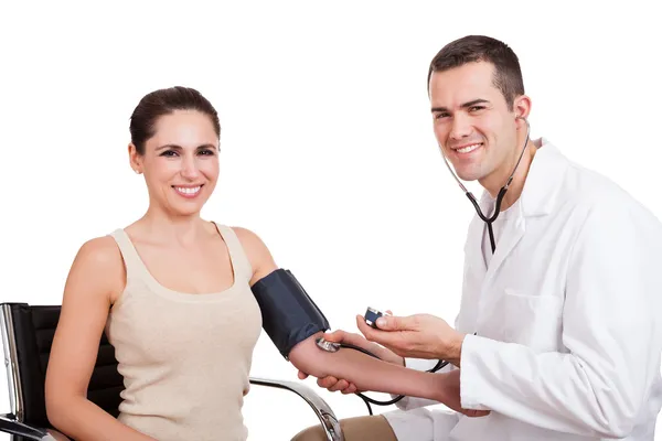 Médico revisando presión arterial — Foto de Stock