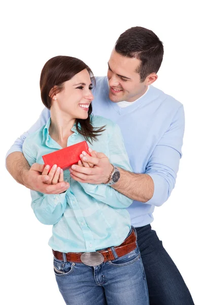 Giovane uomo che dà regalo alla sua ragazza — Foto Stock