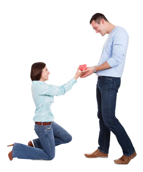 Ung kvinna att ge till sin pojkvän — Stockfoto