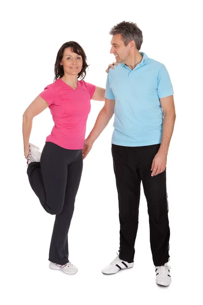Активная зрелая пара занимается фитнесом — стоковое фото