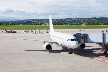 asfalt üzerinde havaalanında uçak