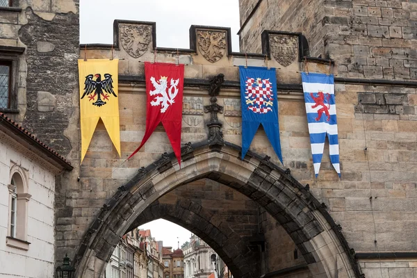 Középkori zászlók a régi torony belépődíját, Prága,,, — Stock Fotó