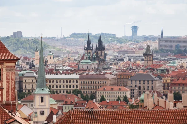 Bekijken van de oude stad en Praag stadscentrum — Stockfoto