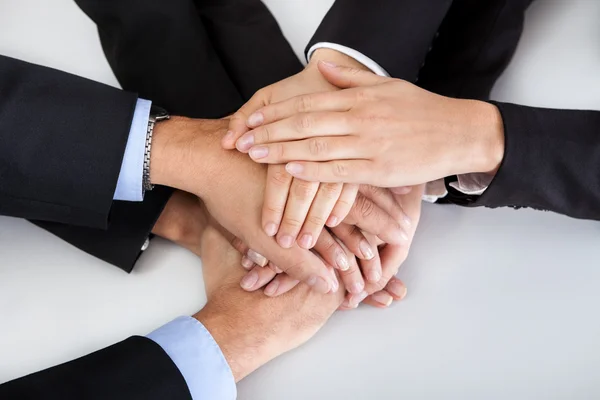 Affärskollegor med händerna staplas tillsammans — Stockfoto