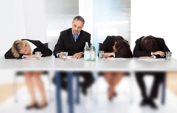Negocios durmiendo en la reunión —  Fotos de Stock