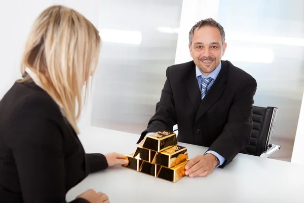 Бізнесмен отримує золоті батончики — стокове фото