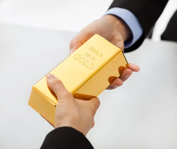 Business exchanging golden bar — Stock Photo, Image