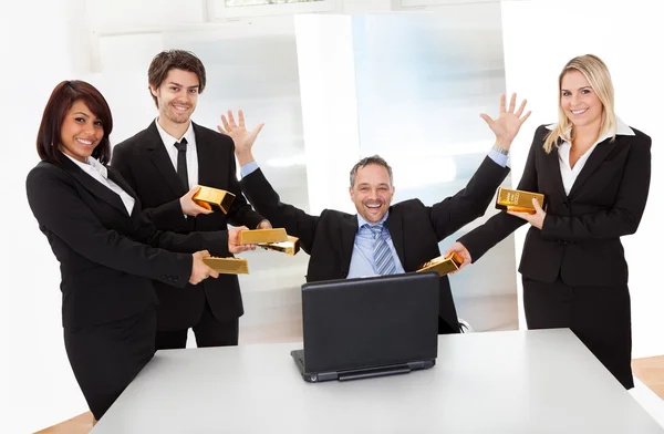 Empresário recebendo barras de ouro — Fotografia de Stock