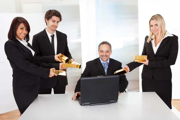 Empresário recebendo barras de ouro — Fotografia de Stock