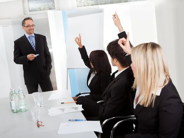 Business op presentatie verhogen handen — Stockfoto