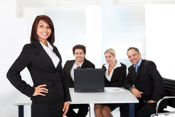 Biznes kobieta i jej zespołu — Zdjęcie stockowe