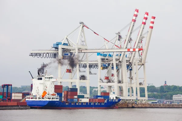 Containerschiff im Hafenterminal — Stockfoto