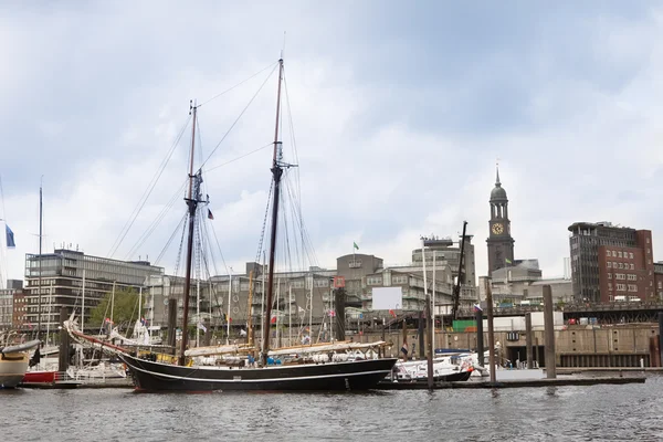 Antiguo barco en Hamburgo Puerto — Foto de Stock