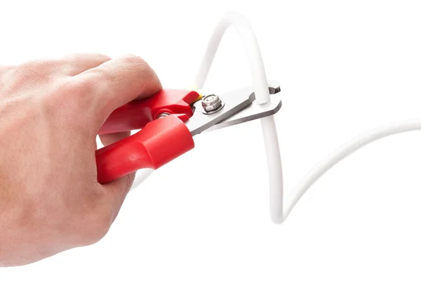 Snijden kabel met behulp van Kniptangen — Stockfoto