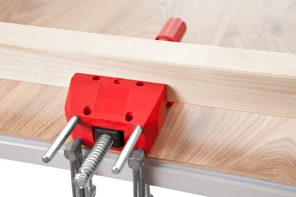 Rode greep op de houten tafel — Stockfoto