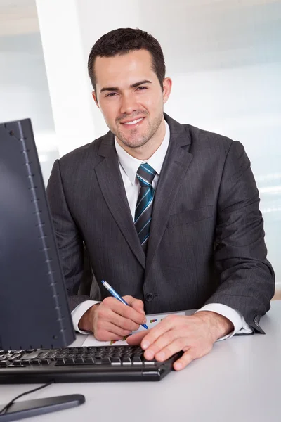 Affärsman som arbetar på kontoret — Stockfoto