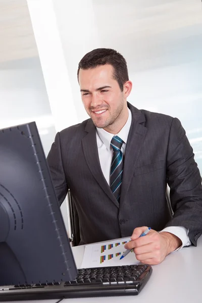 Affärsman som arbetar på kontoret — Stockfoto