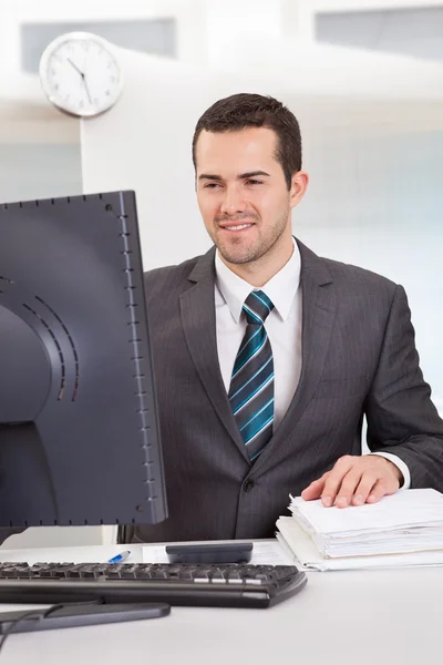 Biznesmen, pracując w biurze — Zdjęcie stockowe