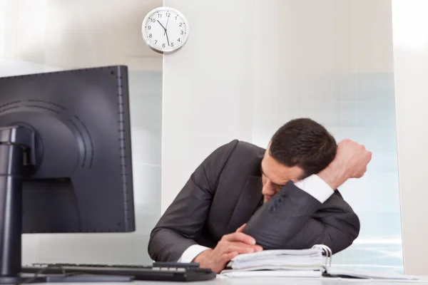 Affärsman sova på kontoret — Stockfoto