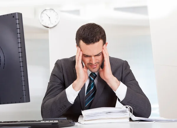 Empresario que sufre de dolor de cabeza —  Fotos de Stock