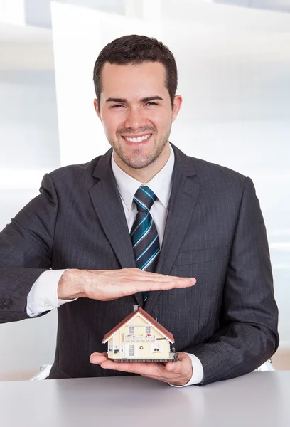 Affärsman presentera hus modell — Stockfoto